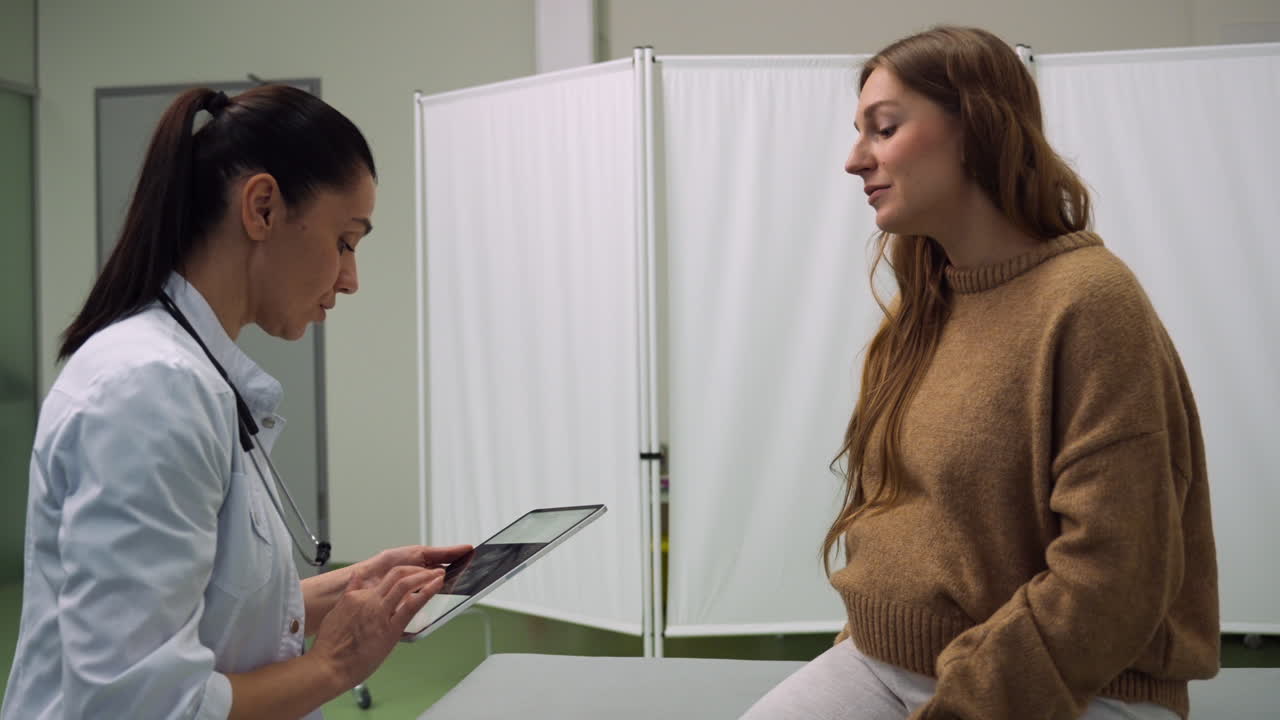 médico que consulta datos médicos en la tableta