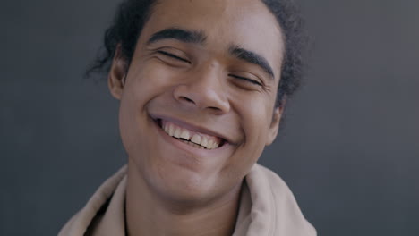 joven sonriente