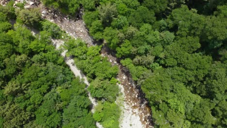 Slow-birdseye-spin-above-river-and-road-in-Vermont,-USA