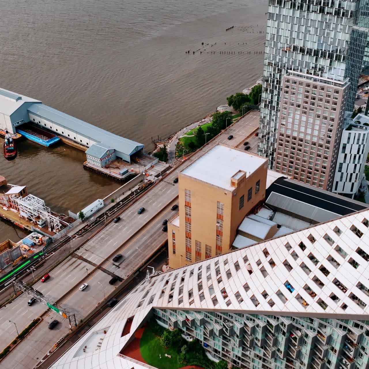 Vista do topo do incomum edifício triangular branco. Filmagem com drone movendo-se para os píeres de Nova York