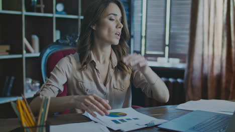 Mujer-De-Negocios-Pensante-Analizando-Gráficos-De-Datos.-Investigación-De-Mercado-Empresarial