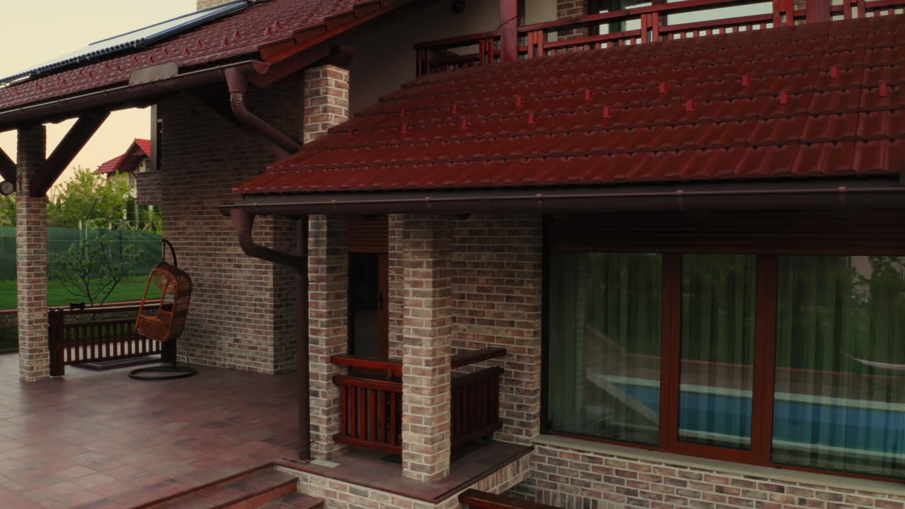 vista orbital de una casa de lujo que muestra la apertura automática de la persiana enrollable de la ventana por la mañana