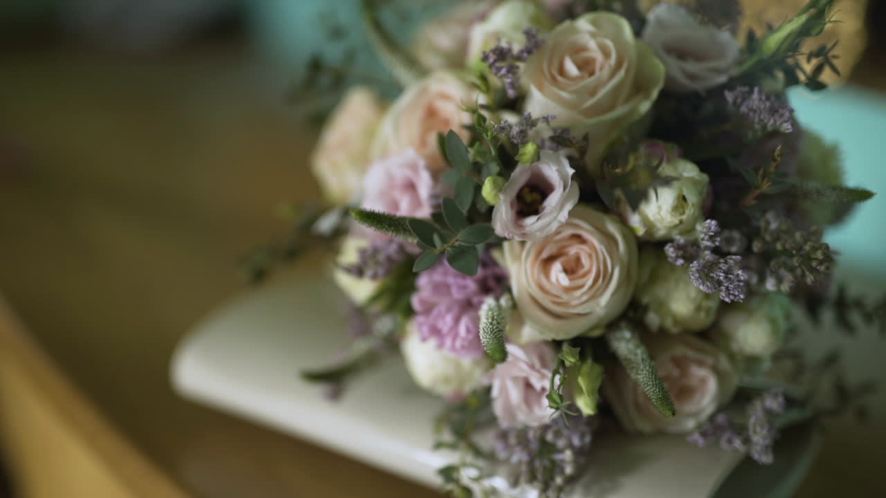 Bellissimo bouquet nuziale di rose fresche in fiore