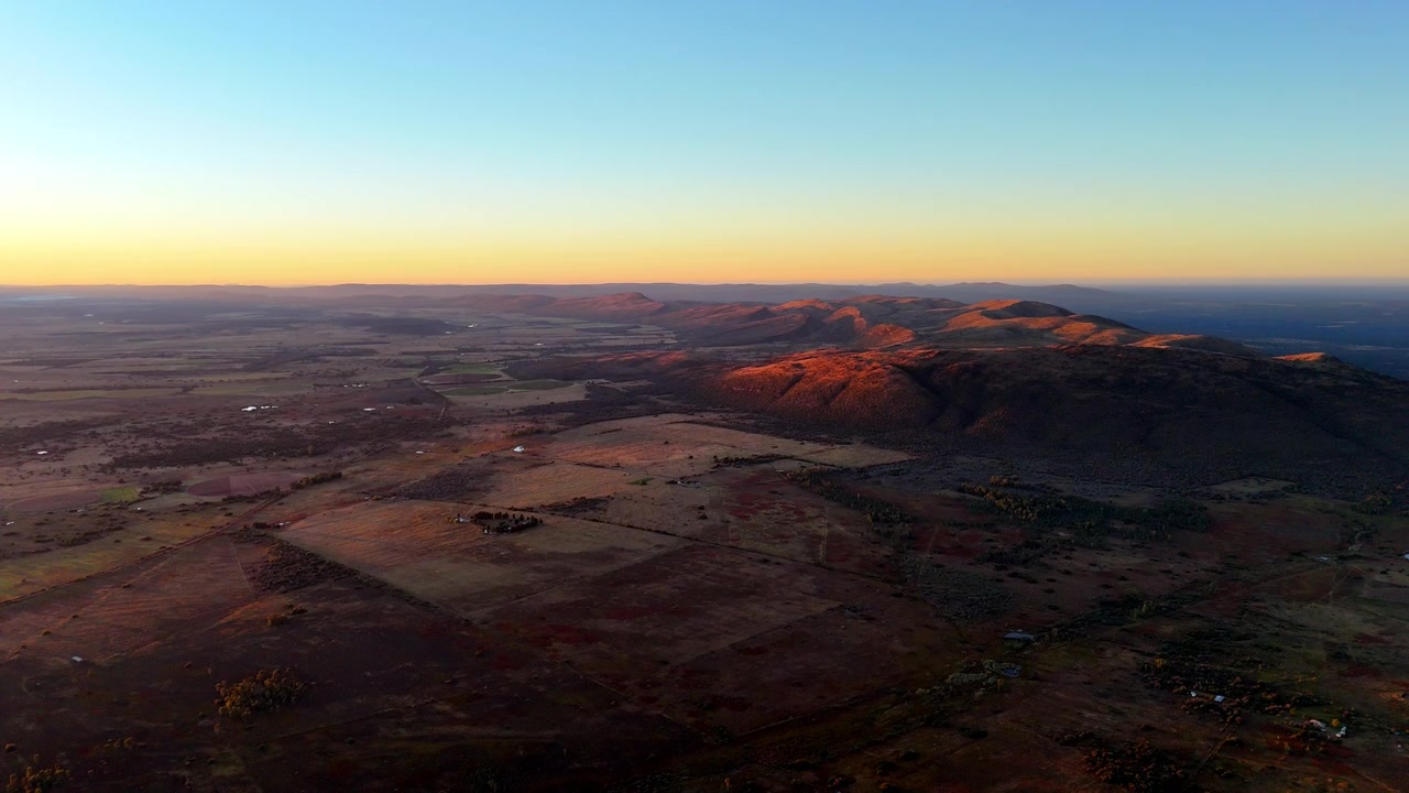 Luz dourada banha as Montanhas Seven Sisters ao amanhecer, Waterberg, Limpopo.