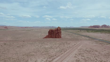 formación rocosa de montículo en pie en la tierra de la nación navajo en el desierto de arizona, aérea