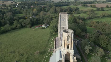 impresionante iglesia parroquial con torre gemela en la abadía de wymondham cerca de la ciudad de mercado, wymondham, inglaterra