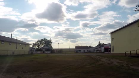 Lapso-De-Tiempo---Zoom-Lento-Fuera-De-Una-Calle-En-Un-Pequeño-Pueblo-Y-Un-Par-De-Edificios