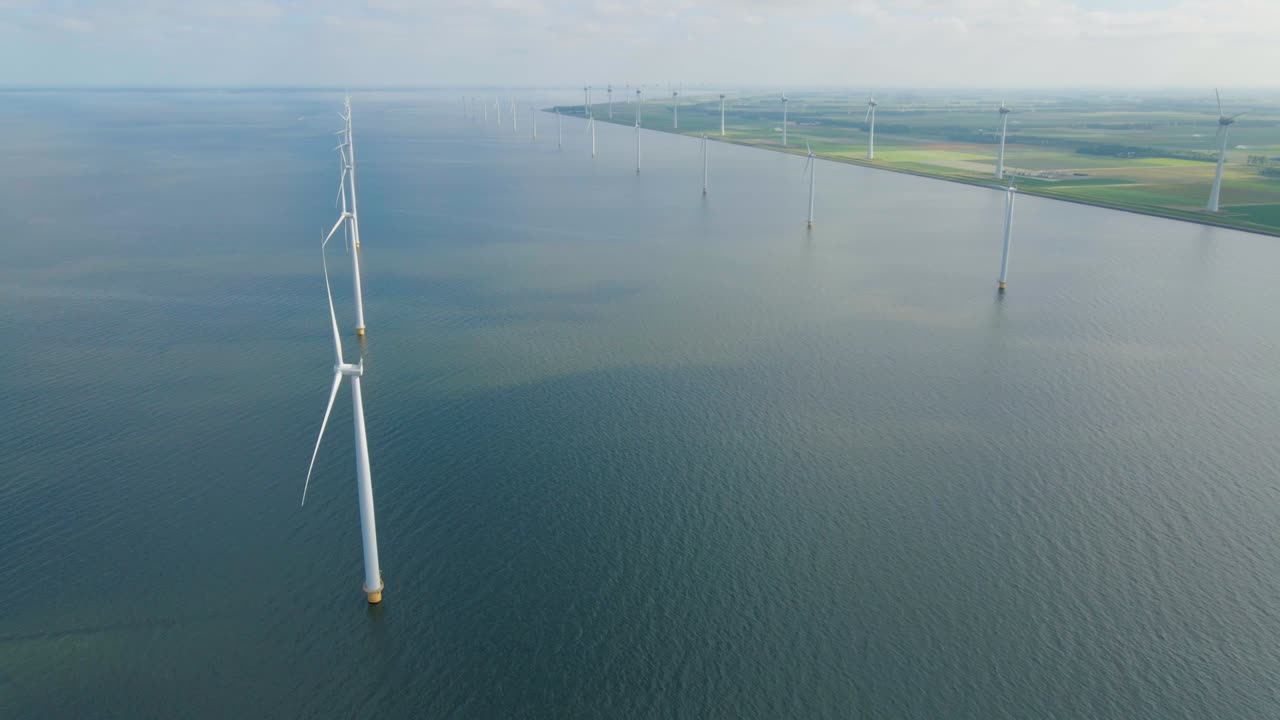 거대한 풍차 터빈, 바다에 있는 해상 풍차 농장, 웨스터메어 풍차 공원, 아름다운 밝은 날에 바다에서 고립된 풍차, 네덜란드, 플레볼랜드, 노르도오스트폴더