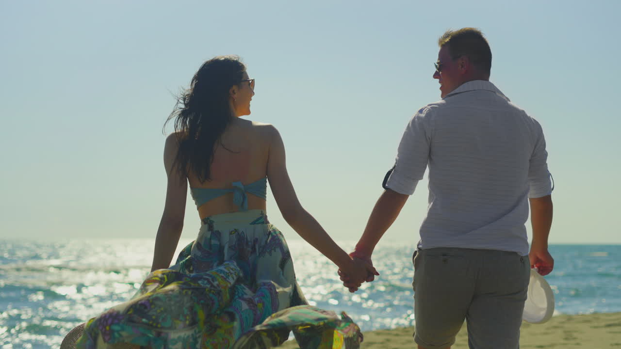 una pareja disfrutando de un paseo por la playa