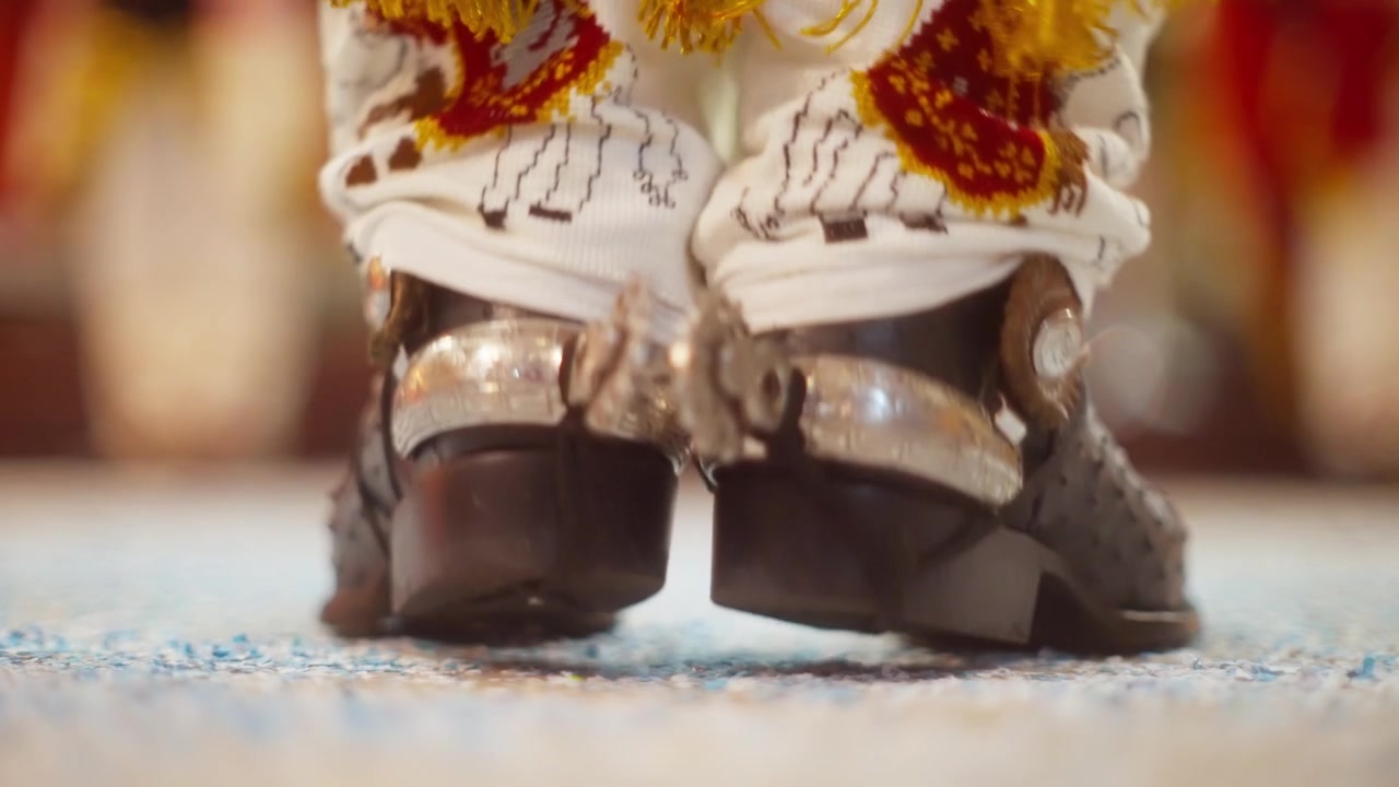Botas ornamentadas e decorações de tornozelo com batida de calcanhar em dança tradicional dos Mouros durante ritual Angahuan