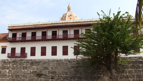 Facade-of-a-white-colonial-building-with-red-balconies-in-the-historic-center-of-Cartagena,-Colombia