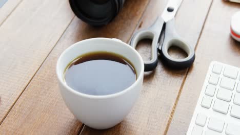 Camera-and-black-coffee-on-a-table