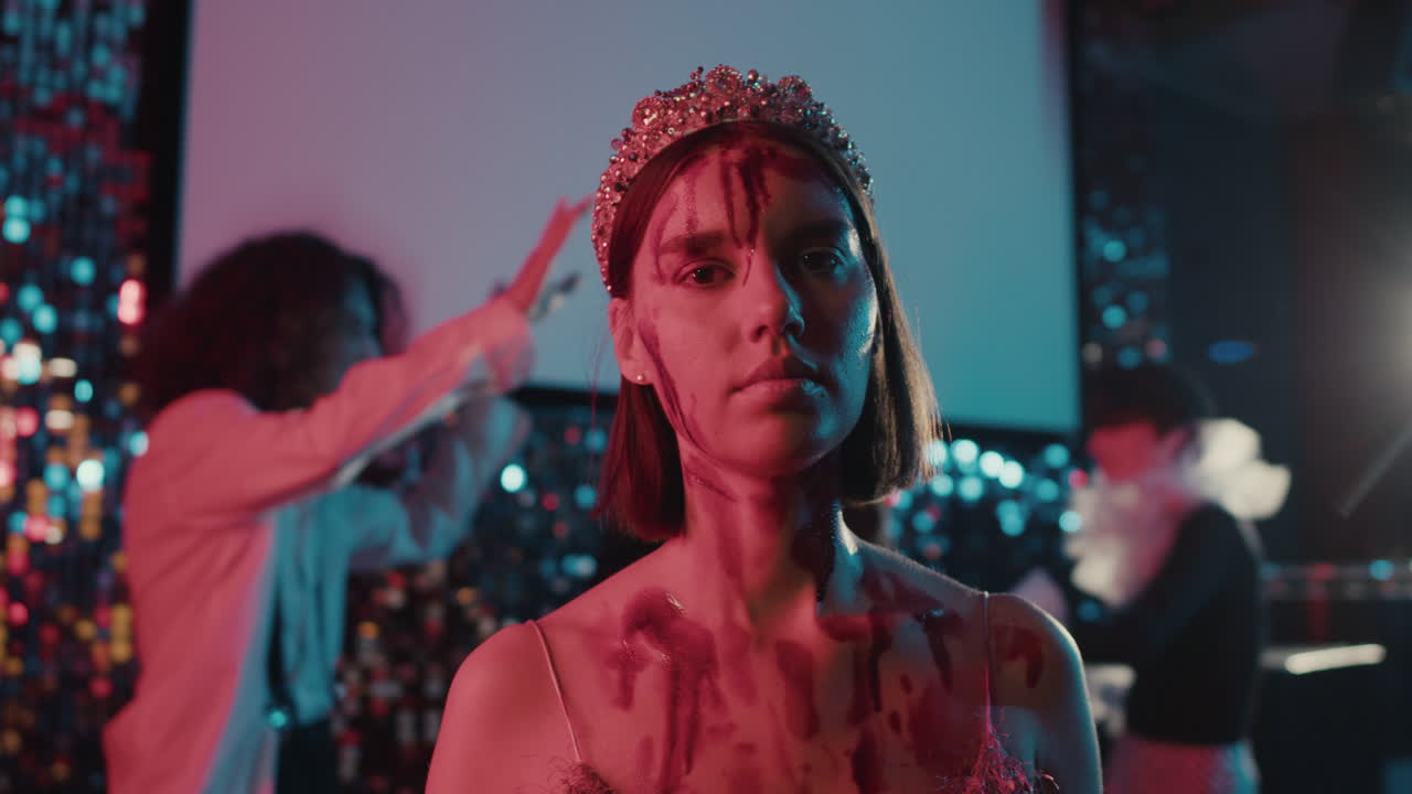 una mujer joven mirando a la cámara.