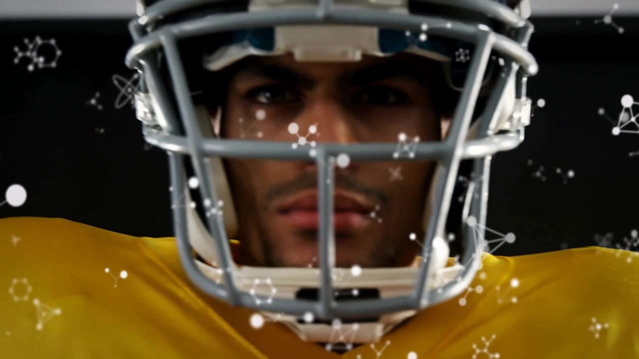 Kamera zoomt auf Footballspieler im gelben Trikot und grauem Helm, Grafiken driften, Fokus wird verstärkt