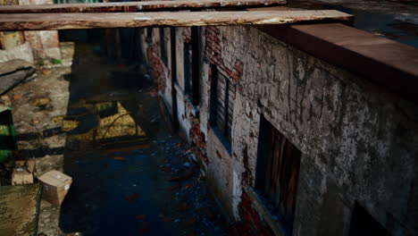 edificios industriales abandonados cerrados con tablas