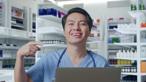 노트북을 사용하는 약국 의사