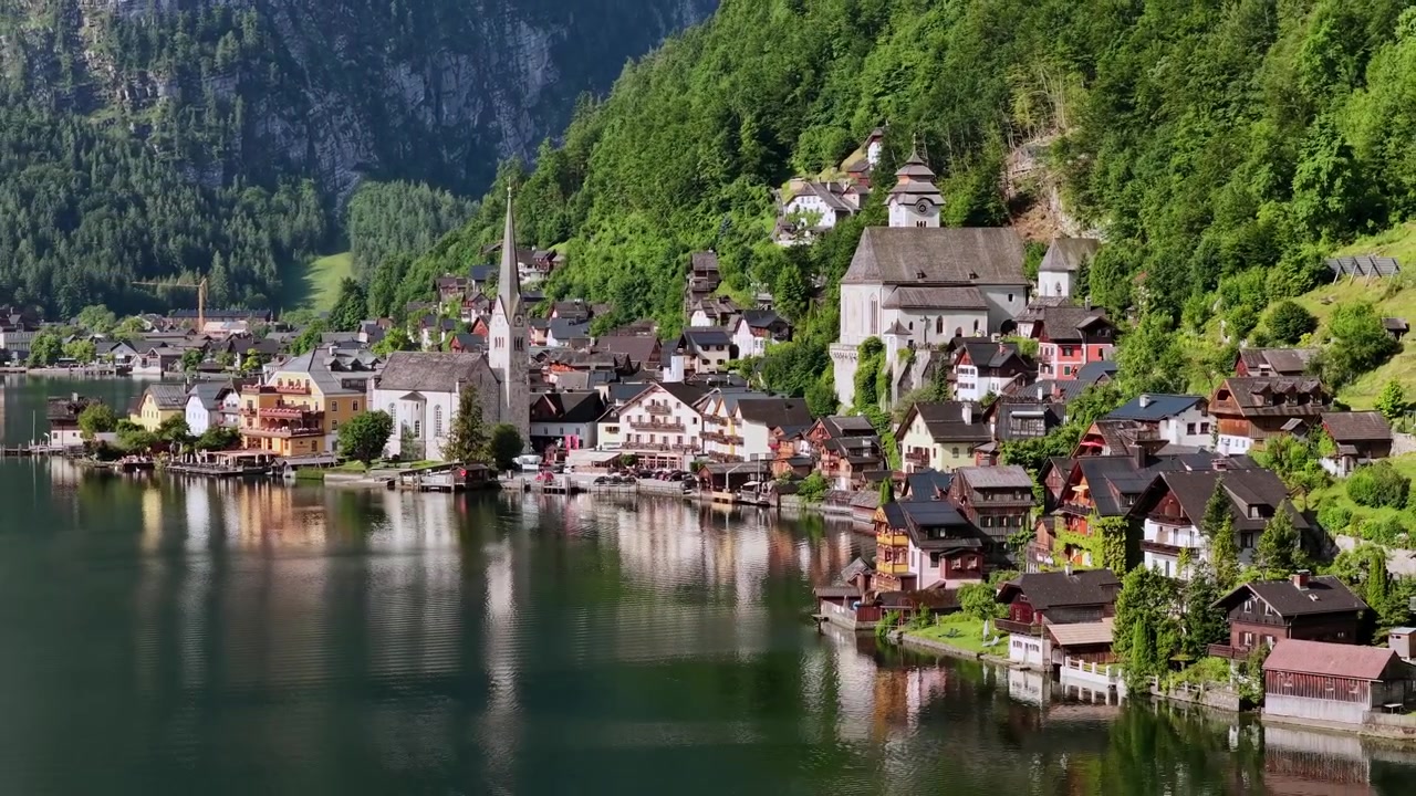 Dronekuva Hallstattista Itävallassa kesällä