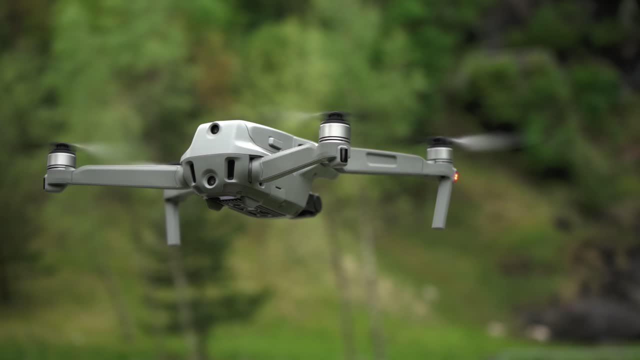 숲과 폭포 앞에서 자연 속에서 dji 쿼드콥터 플링의 클로즈업 샷