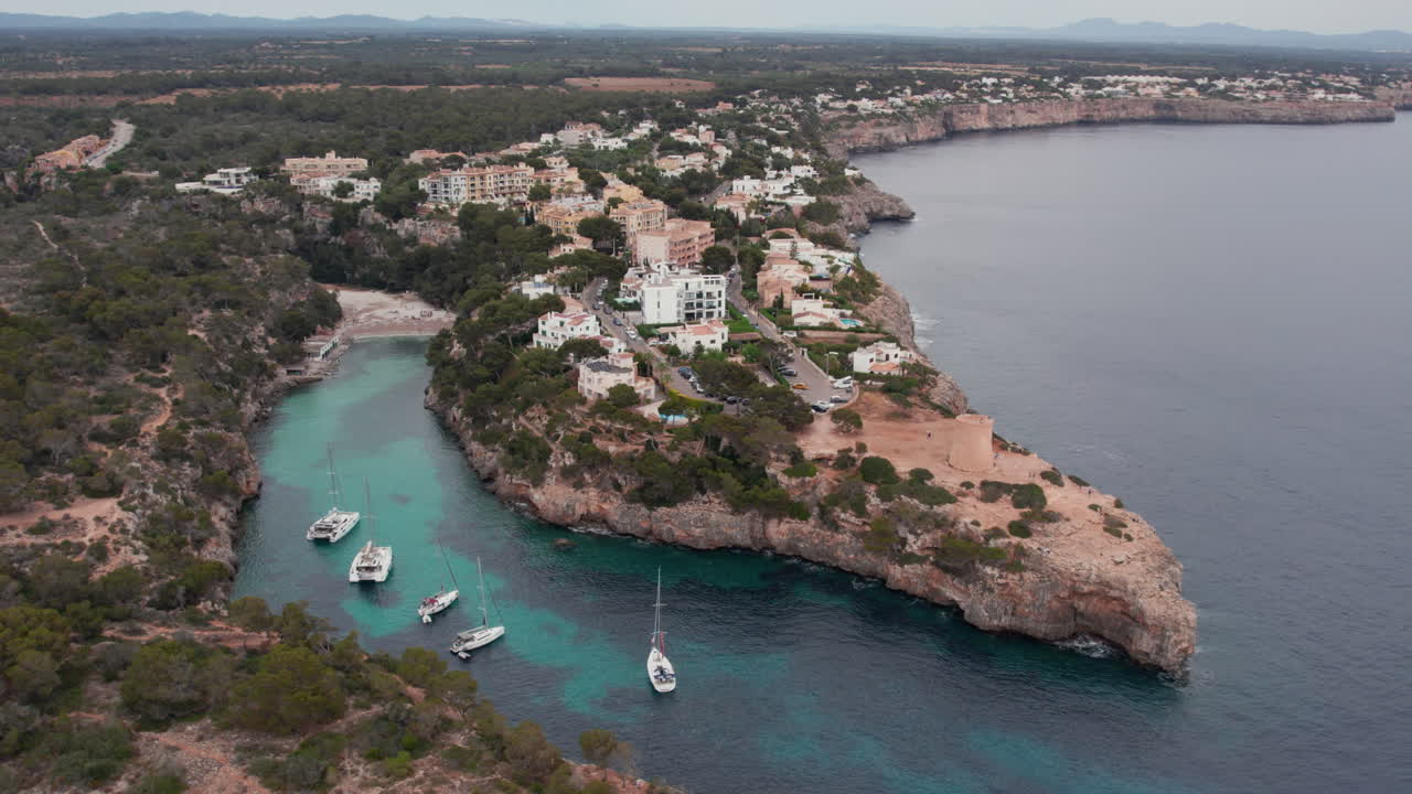 Turkisblåt vand og dramatisk kystklippe ved Cala Pi om dagen på Mallorca, Spanien