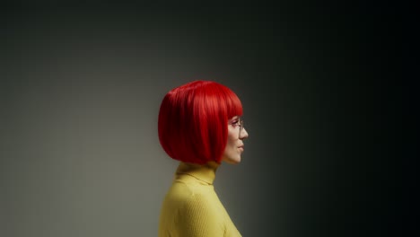 mujer de cabello rojo y auriculares