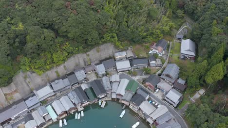 Tranquilo-Pueblo-Japonés-Y-Casas-De-Pescadores-En-Ine,-Kyoto