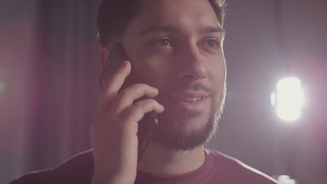 joven complacido en casa recibiendo una llamada telefónica que confirma la oferta de trabajo 6
