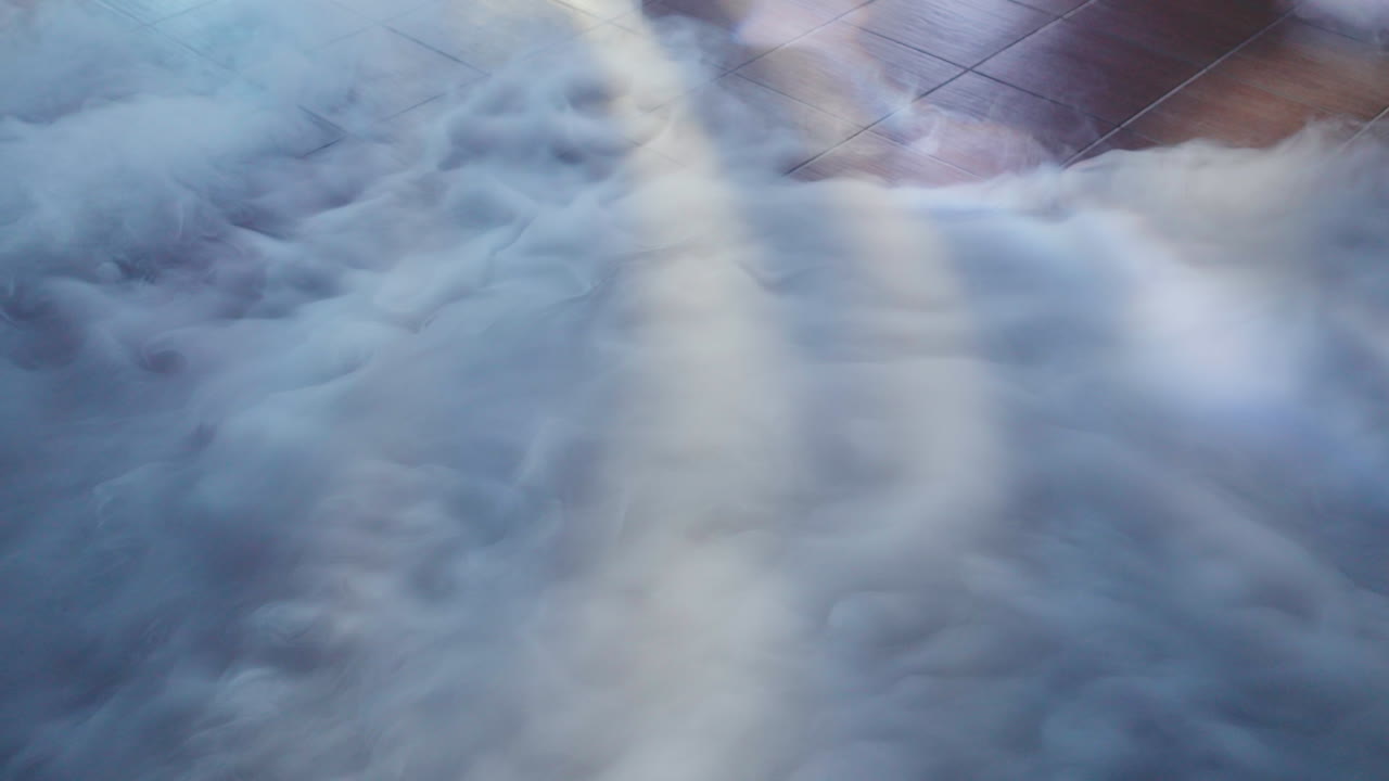 타일로 된 바닥을 는 신비로운 연기가, 에테리얼하고 꿈 같은 분위기를 만니다.