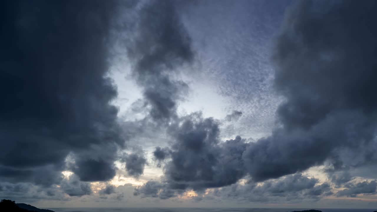 b 롤 타임스: 비가 오는 날씨에 하늘과 검은 구름, 천둥이 부는 날씨, 여름 비가 내리는 날씨, 지구 온난화 효과, 검은 천둥, 드라마틱한 4k 타임 스