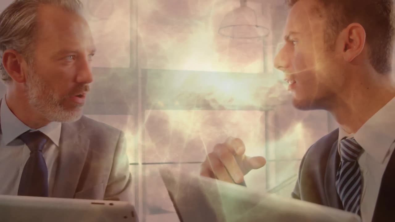 태블릿을 사용하는 두 명의 백인 사업가에 대한 빛의 애니메이션