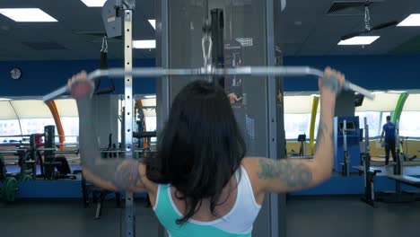 woman doing lat pulldown exercise in gym