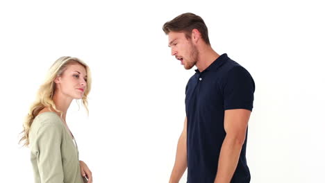 una pareja joven y atractiva teniendo una pelea.
