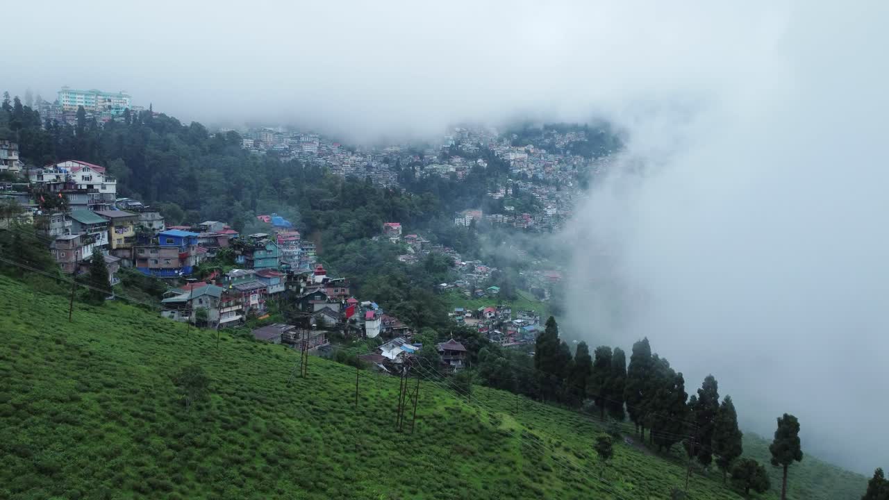 Riprese con drone dei dintorni di Darjeeling, una delle destinazioni turistiche più popolari nel Bengala Occidentale