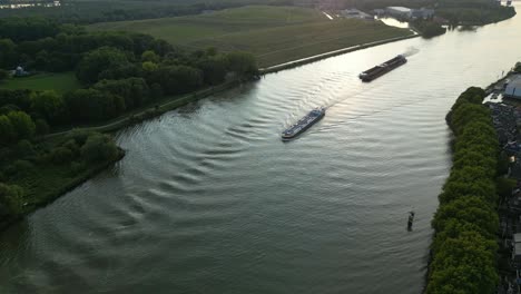 Vista-De-Barcos-Que-Causan-Ondas-De-Onda-A-Lo-Largo-De-Merwede-En-Sliedrecht