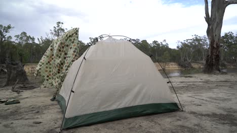 Mujer-Empacando-Una-Carpa-En-El-Interior-De-Australia