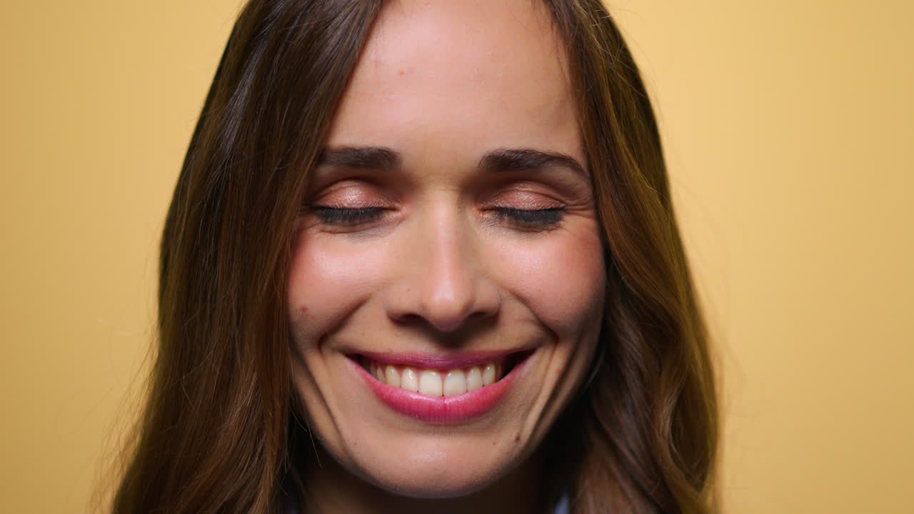 rostro de mujer alegre en fondo amarillo. mujer feliz sonriendo a la cámara