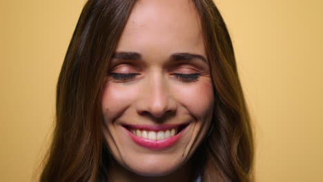 Cara-De-Mujer-Alegre-Sobre-Fondo-Amarillo.-Mujer-Feliz-Sonriendo-A-La-Cámara