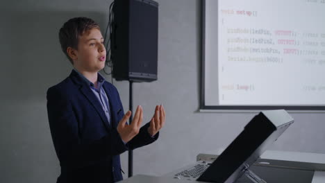 adolescente presentando un proyecto tecnológico