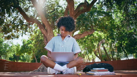 estudiante que estudia al aire libre