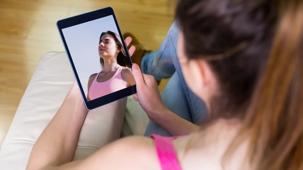 pantalla de la tableta que muestra a la mujer trabajando video