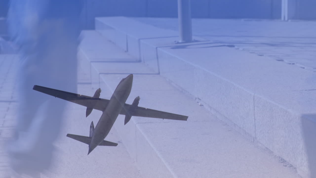 композитное видео самолета, летящего в небе, на фоне замедления времени людей, идущих по улице