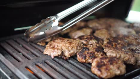 Slowmo-–-Koch-Dreht-Fleisch-Auf-Dem-Grill-Um