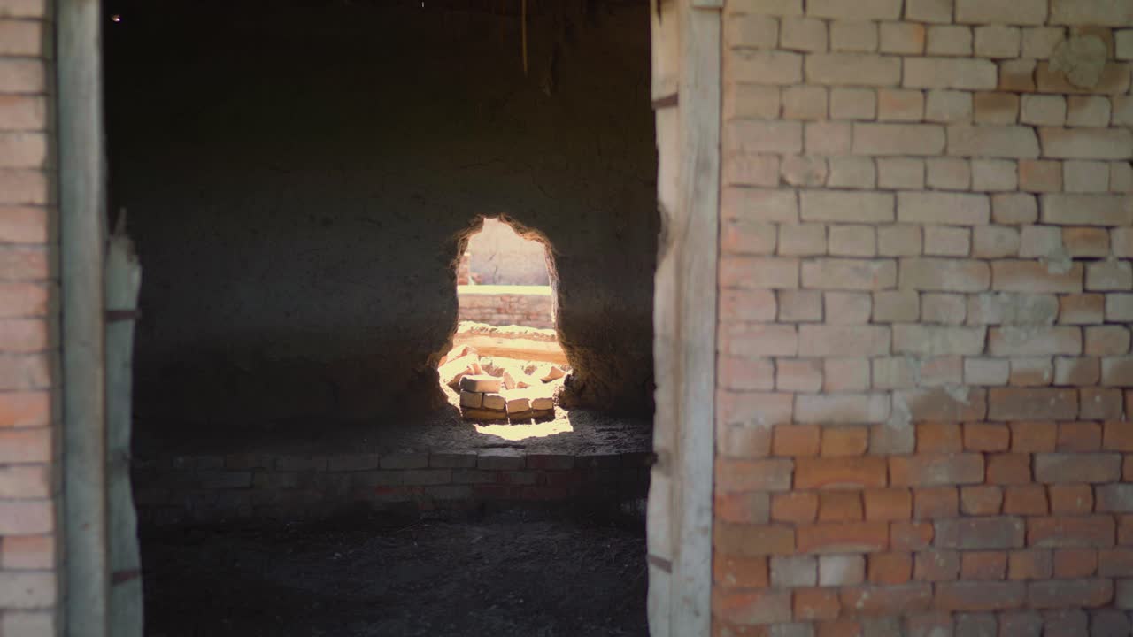 잘랄푸르 피르왈라 펀자브 파키스탄의 홍수 피해를 보여주는 부서진 벽돌 벽을 통해 보이는 모습