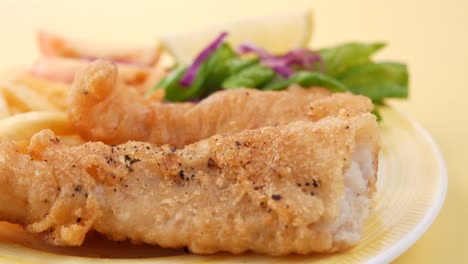 pescado y papas fritas deliciosos