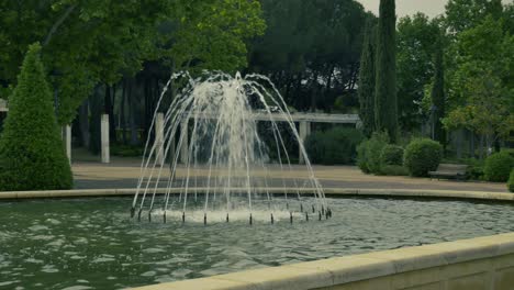 Ein-Brunnen-Aus-Wasserstrahlen-Im-Bogen-In-Einem-Park