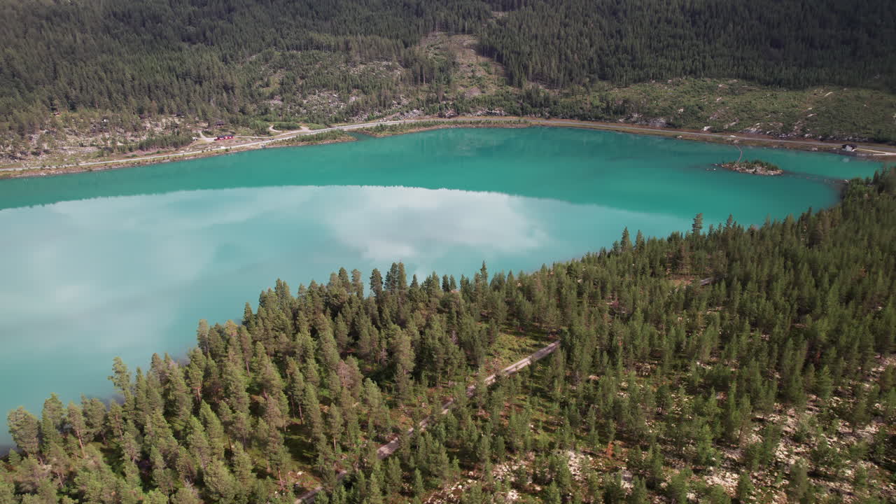 노르웨이 의 아름다운 해안선 을 가진 초록색, 푸른색, 투르코이즈색 호수 의 놀라운 공중 전망, 평온 한 물 에 대한 반사, 노르웨이 의 숲 도로, 배경 에 있는 일부 교통, 스칸디나비아
