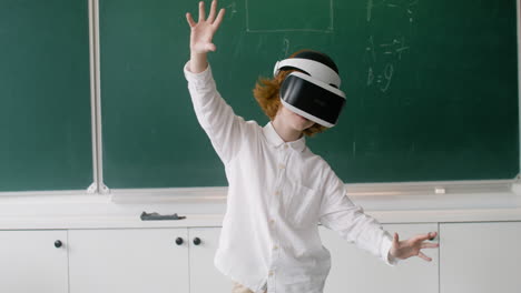 niño jugando con gafas vr.