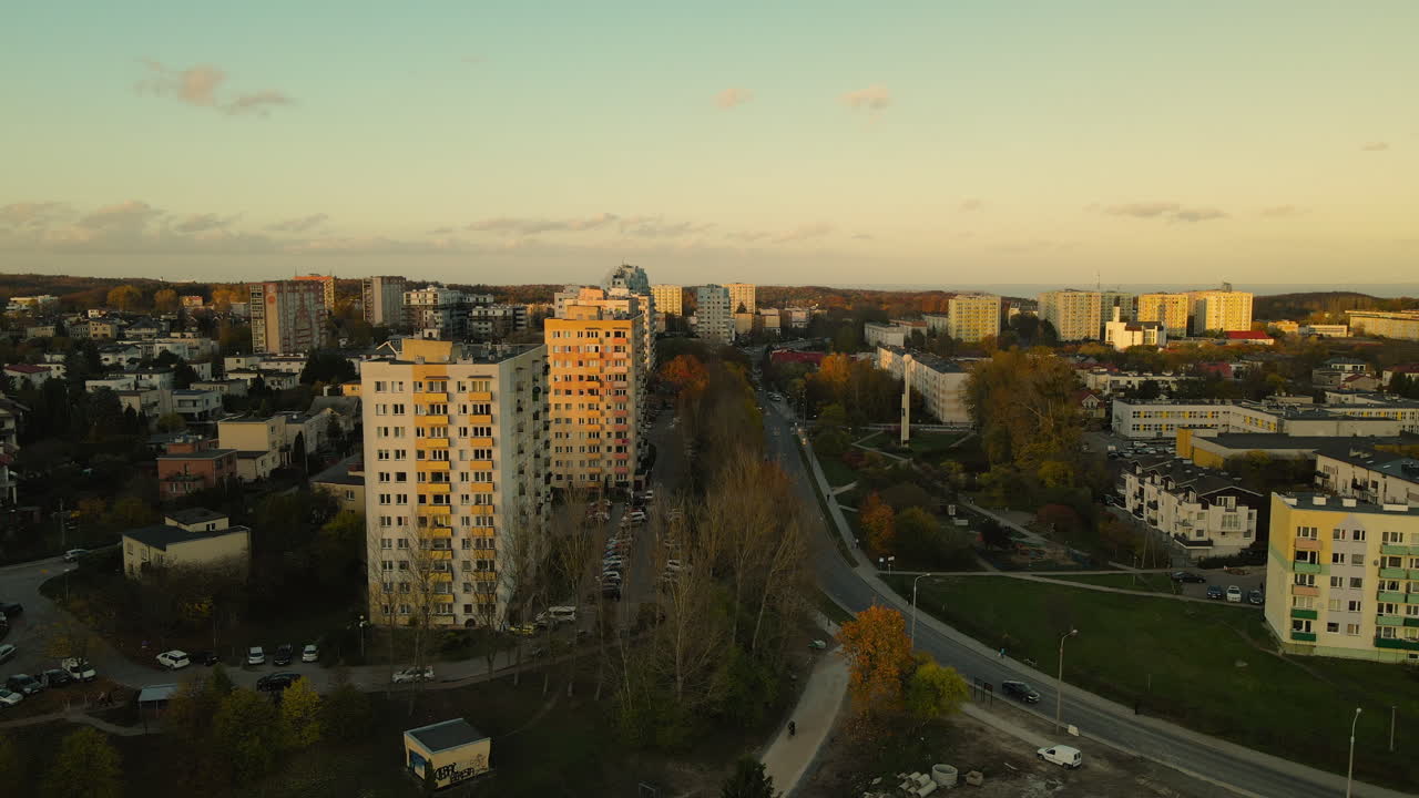 vista panorámica del paisaje de la ciudad con automóviles que viajan a lo largo de la carretera cerca del bosque montañoso witomino, gdynia polonia, toma aérea