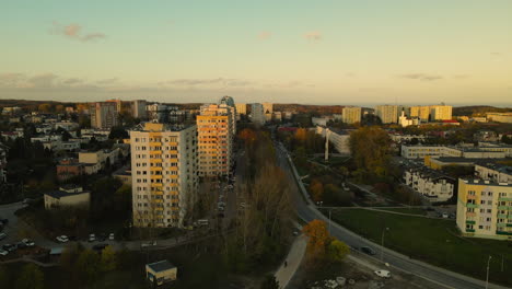 Vista-Panorámica-Del-Paisaje-De-La-Ciudad-Con-Automóviles-Que-Viajan-A-Lo-Largo-De-La-Carretera-Cerca-Del-Bosque-Montañoso-Witomino,-Gdynia-Polonia,-Toma-Aérea