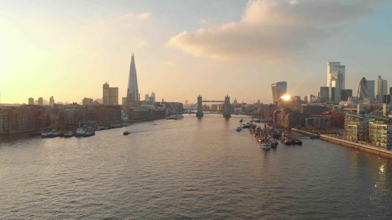 안정된 공중 드론 샷 런던 템스 강 도심 일몰