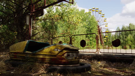 Abandoned-bumper-car-and-Ferris-wheel-in-Pripyat,-zoom-out-view